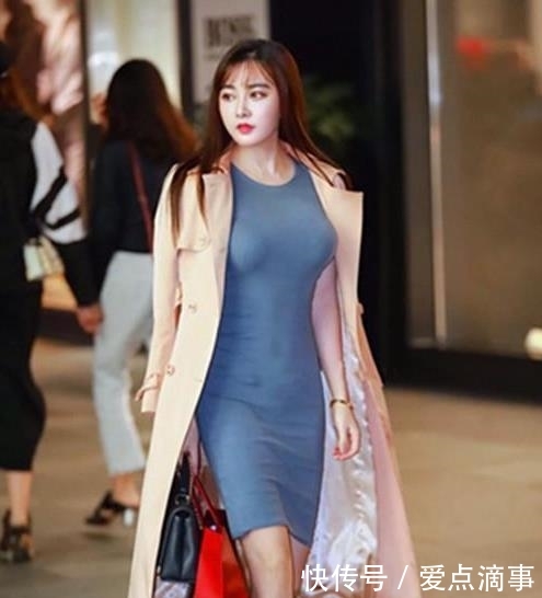  「粉色」街拍：明眸善睐的美女，一条灰色连衣裙外搭粉色外套，时尚女神范