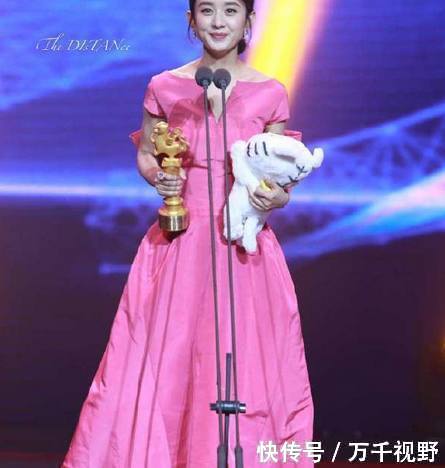 赵丽颖这条粉色裙子平平无奇,可当她转过身的一刻惊呆众人!