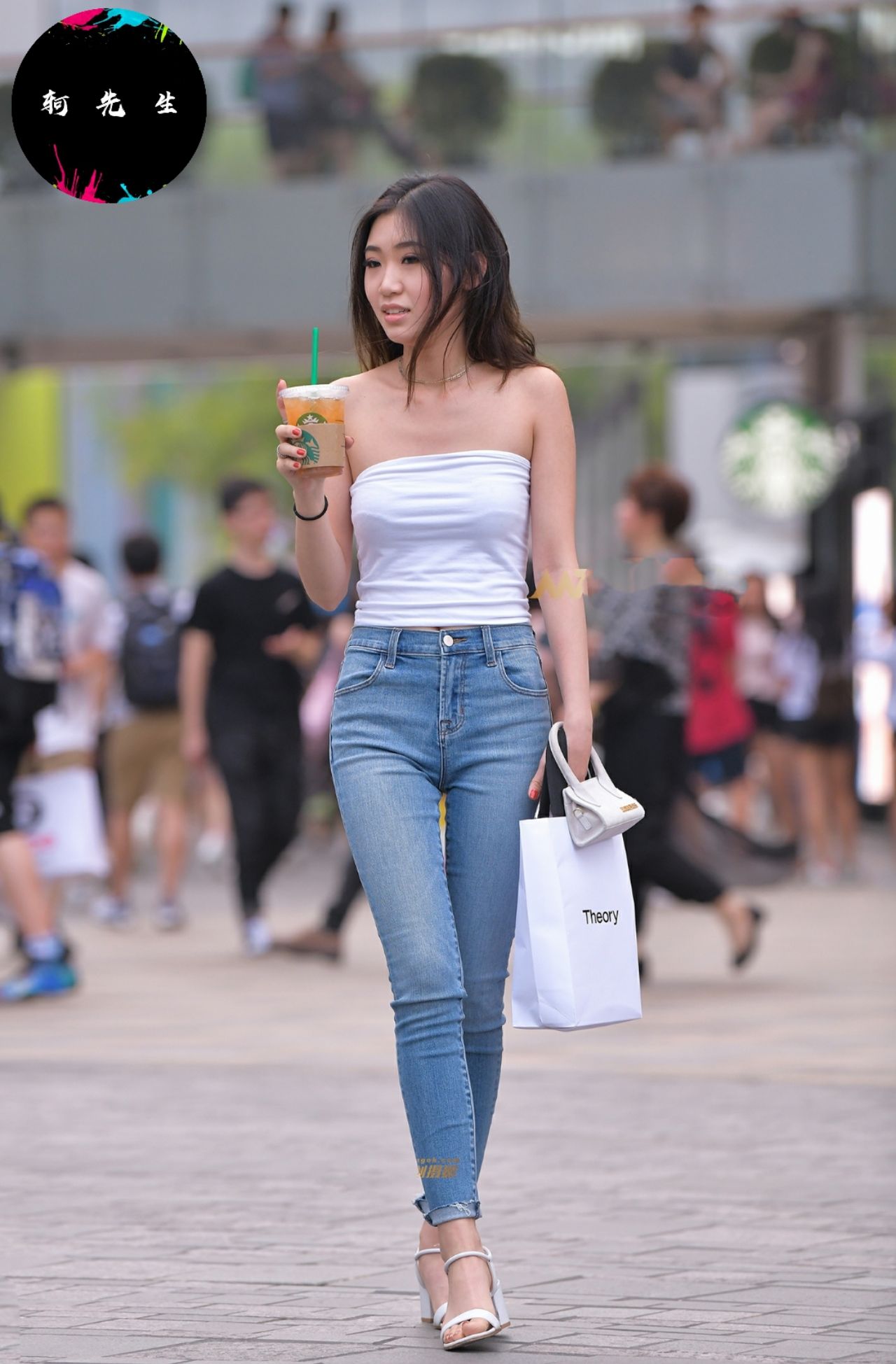 街拍“图一无法自拔，如果图五是你女朋友，会允许她这样穿吗”