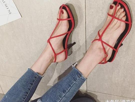 时尚露脚趾的高跟凉鞋, 能将女性的双足修饰的更加美丽