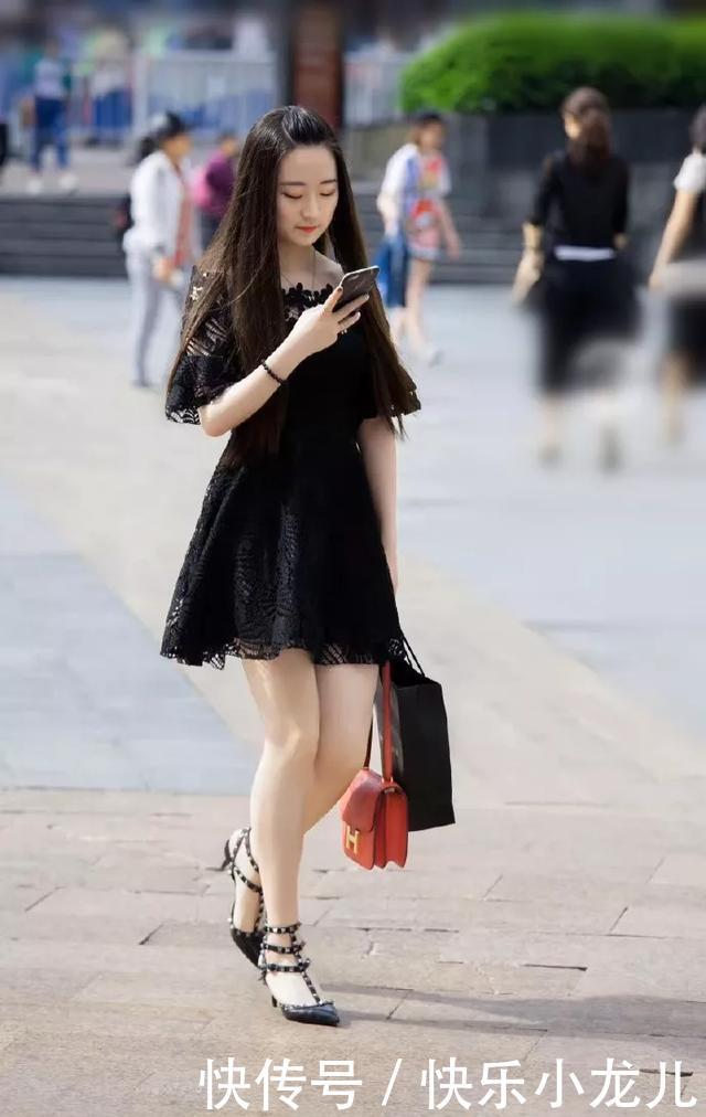 气质:街拍:美女一字肩的黑色连衣裙搭配黑色的尖头高跟鞋,看上去更时尚
