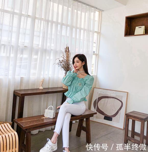 气质:孙允珠白色紧身休闲裤,时尚甜美气质出众