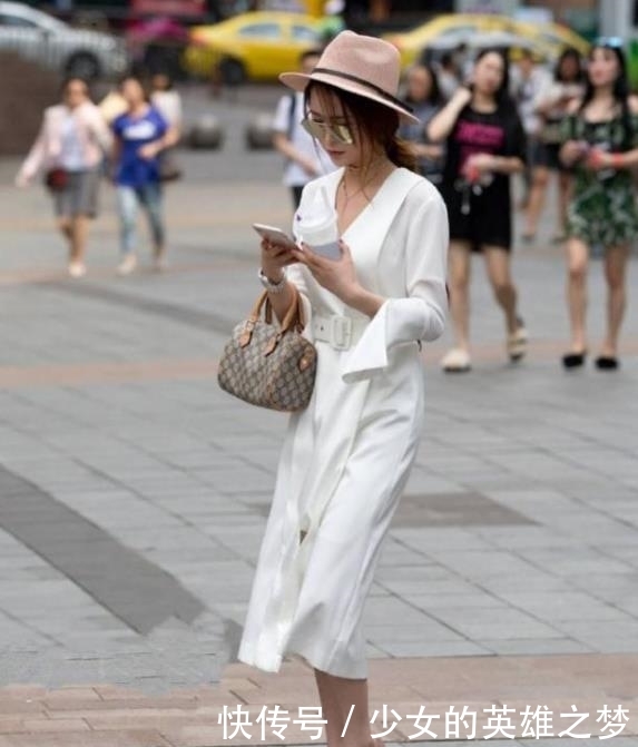 # 美女#紧身裙穿搭,优雅又性感!,街拍美女:时尚靓丽的小姐姐