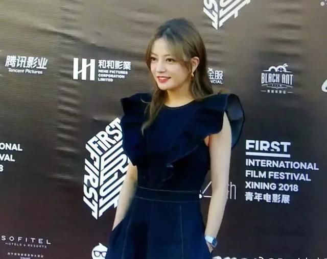 赵薇穿红毯未修照公开，身材纤细，皮肤紧致，网友：美回了20岁