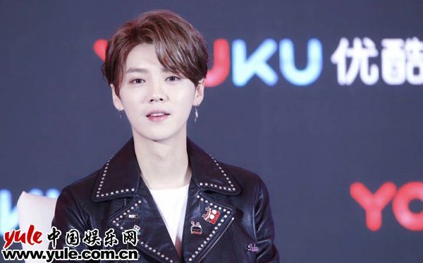 曹煜辰机场街拍质感高级 重新定义“文艺潮男”