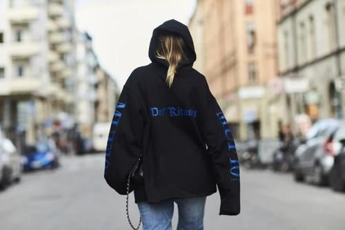 卫衣怎样搭配鞋子