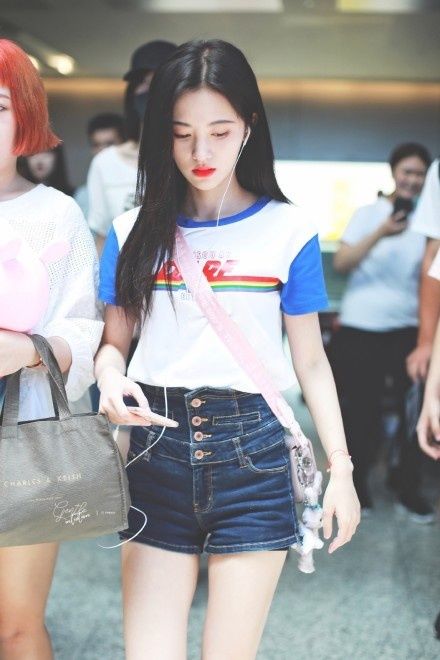 鞠婧祎一身休闲夏装，化身运动系学妹现身机场，皮肤白皙身材纤细