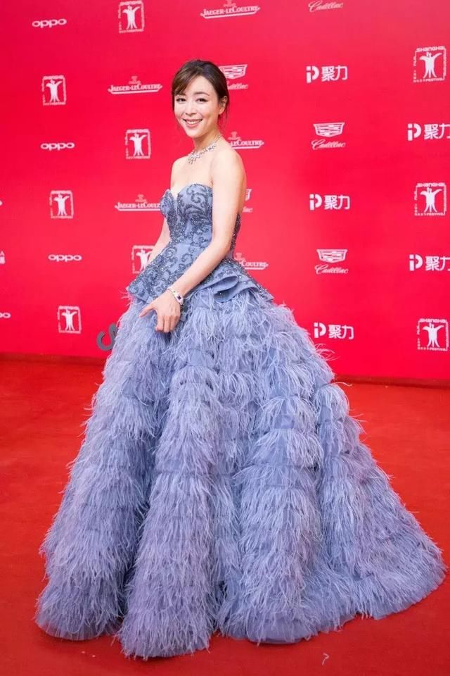 张静初连衣裙带条长拉锁，网友：好想把它拉下来！