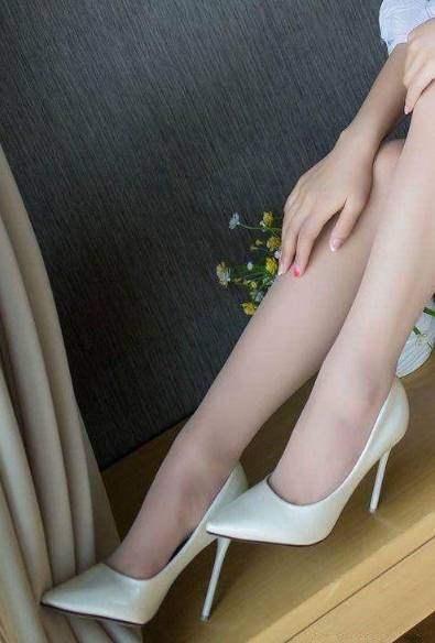 纤巧迷人的尖头细跟，拉长小腿曲线，上脚十分有韵味