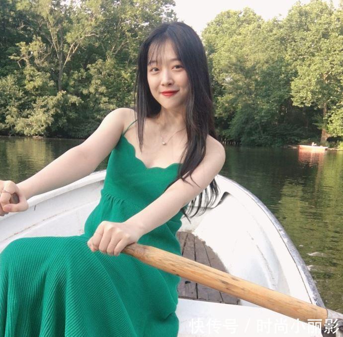 街拍： 身材火辣时尚性感的小姐姐，一身紧装魅力十足！