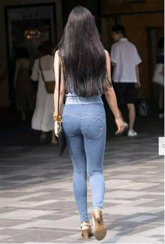 街拍，牛仔裤小姐姐，性感身材，纤细长腿清新养眼