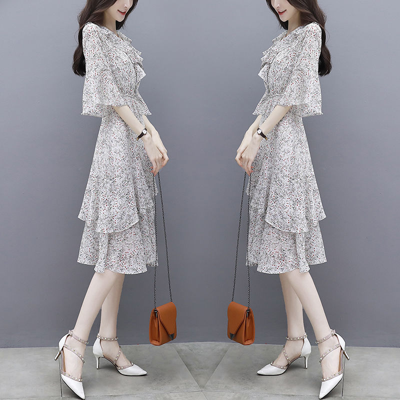 T恤衫不时兴了，如今流行蛇腰裙，搭小凉鞋，显嫩迷人，令人羡慕