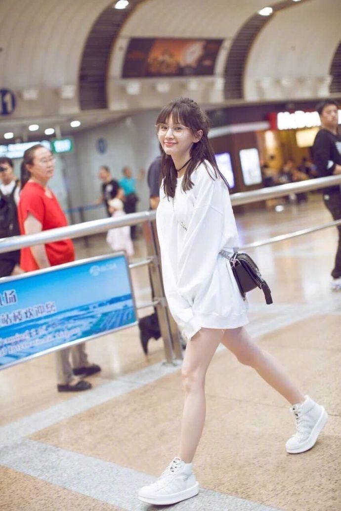 王子文穿超短裙，腿是长了几公分，可一坐下就尴尬了!