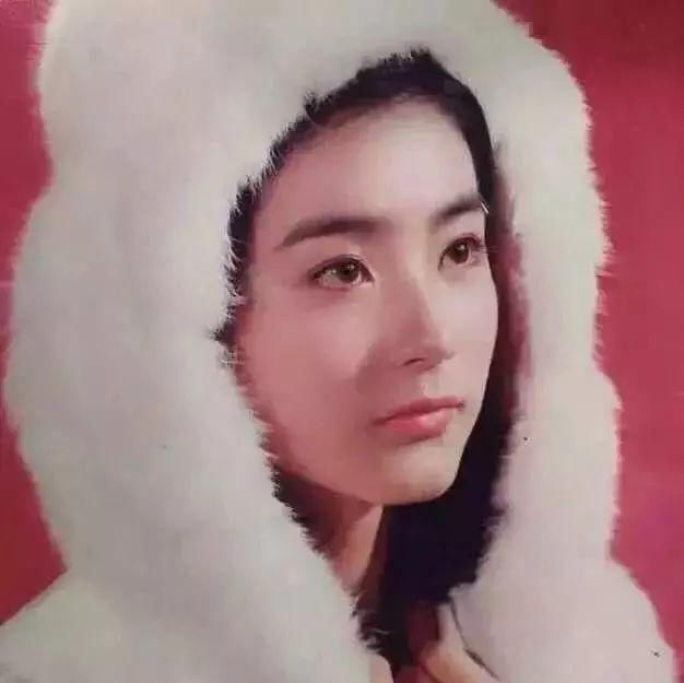 「合照」林青霞的穿搭，时髦了40年，网友：和胡因梦合照的那套，真不错