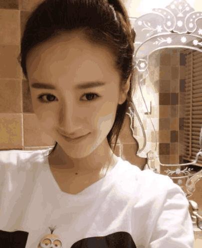 在穿搭方面颇有心得的袁冰妍, 裤子都能穿出180cm的既视感, 佩服