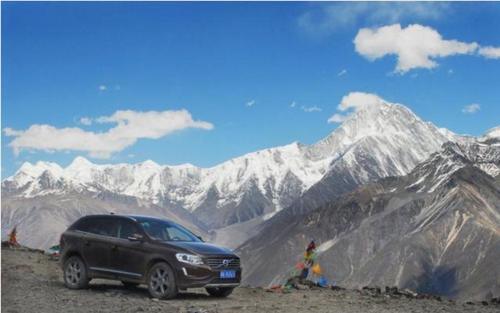 70后大叔单人自驾沃尔沃走川藏线, 一路不停的载着穷游搭车女生