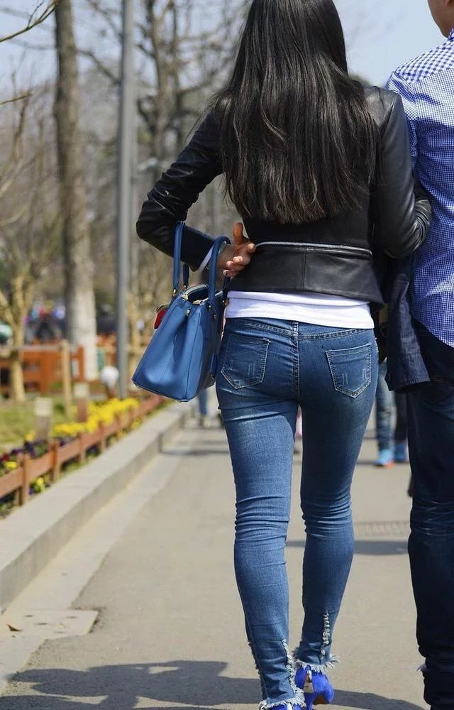 穿上紧身牛仔裤，丰满的身材一览无遗