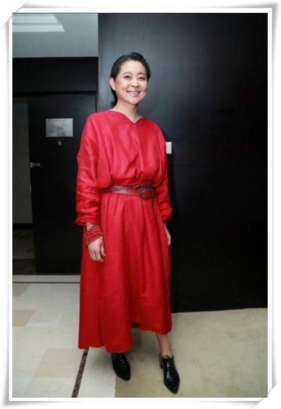 倪萍不服老!大热天穿一件9分毛裤走机场，网友:59岁也疯狂?