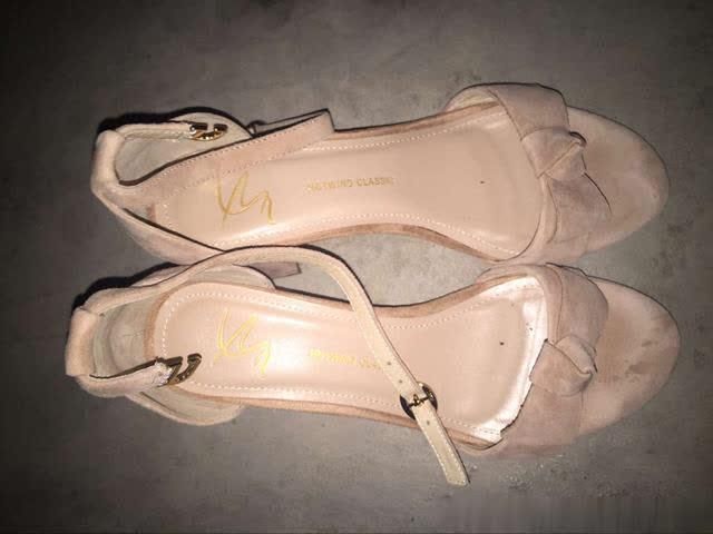 如果你经常出脚汗建议不要穿高跟鞋，应该搭配凉鞋或者高跟凉鞋!