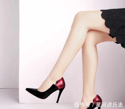  『工作』尖尖的高跟鞋穿上优雅的女性气质, 展现出工作场所的直率和干练气质