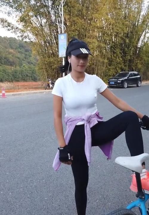 「 美女网红」穿上T恤 瑜伽裤，外表鲜明抢镜!，户外的运动系女神
