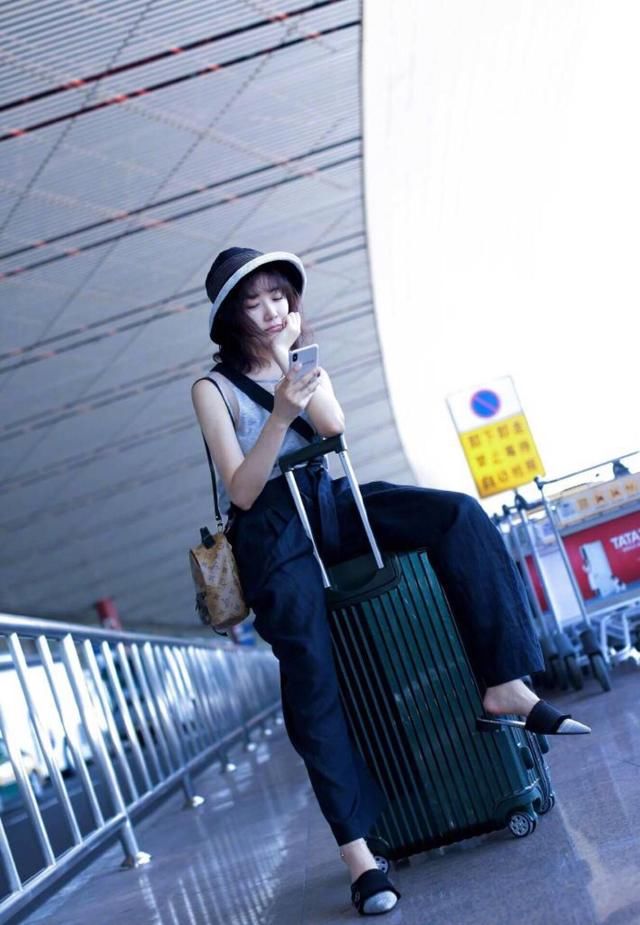 菅纫姿这款渔夫帽可流行了,和齐刘海一搭,完全是换了一个人