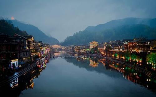 湖南古城又搞事，游客坐下就被索要房费，老板称不交钱别想出去！