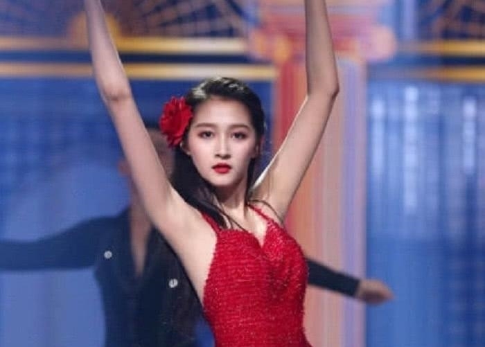  『关晓彤』同样是“戴花”，关晓彤让人惊艳，看到鞠婧祎那刻，我恋爱了！
