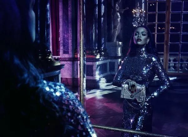 不谈衣服，时尚圈用哪些道具打造性感大片?