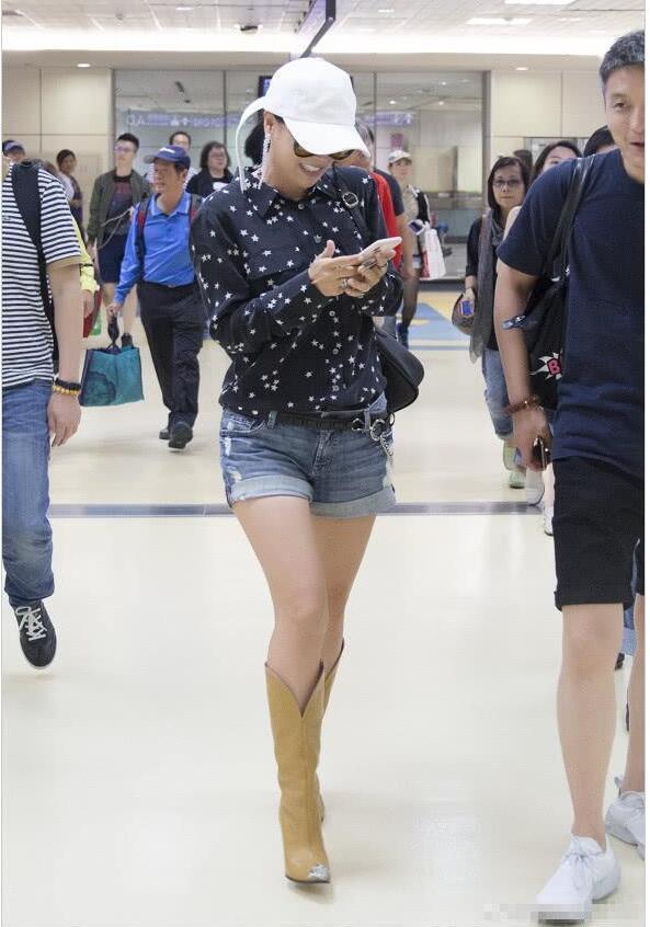 50岁那英大热天穿长靴秀美腿，网友：这靴子真是绝了