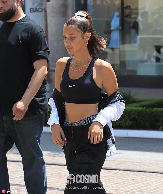 听说女明星们最近都不穿衣服出门了？