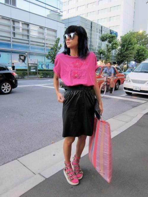 丸子头配黑丝？不说这是陈奕迅老婆，我还以为是村里的王二花！