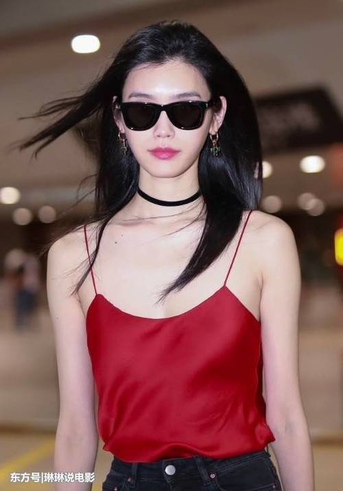 超模奚梦瑶现身机场,清凉着装,身材驾驭吊带背心,时尚满分