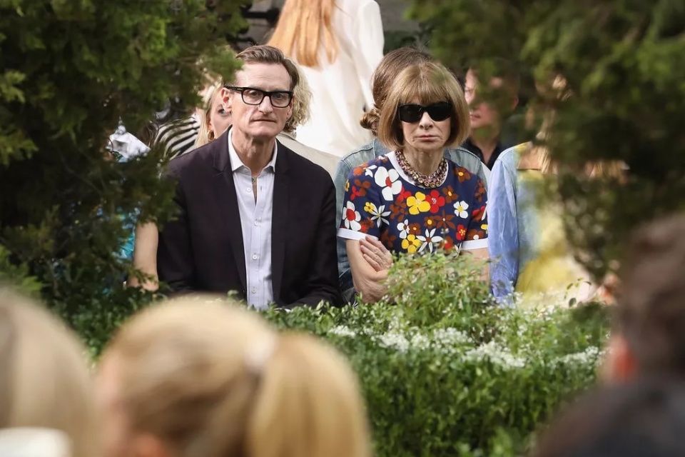 娜扎预测黄铜包边帆布鞋将成爆款，Tory Burch把浪漫融入运动风!