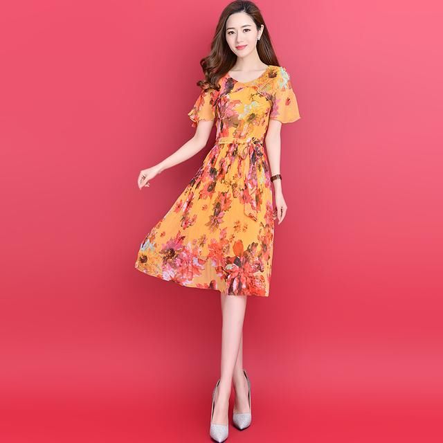 现在的女人真会打扮，外出都穿这“欧根纱”，纤薄透气又迷人