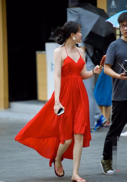 气质小姐姐身穿红色的连衣裙摆拍，尽显妩媚多姿的体态美感