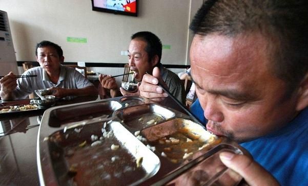 [做饭]农民在外打工，赚的都是血汗钱，为啥明明能自己做饭，却
