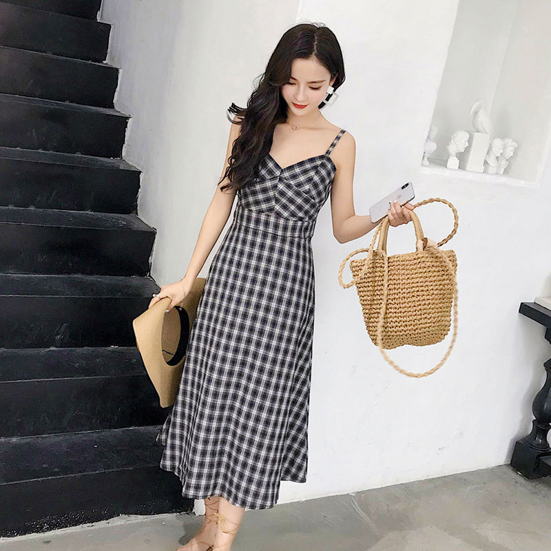 女人30岁多穿“吊带裙”，显瘦显美，优雅大气很是迷人