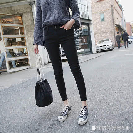 秋天忽冷忽热不必烦恼，这几款复古“牛仔裤”就能穿出逆天长腿！