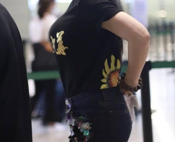 她的上围夸张到爆炸，身材好到衣服藏不住，网友：邹市明很幸福！