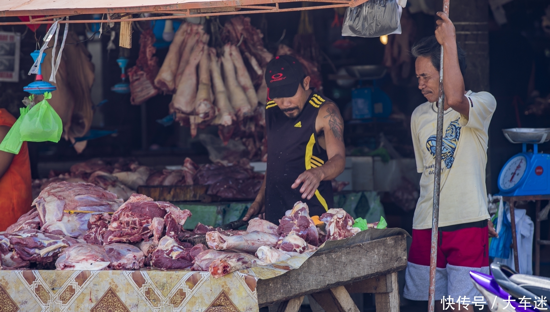 中国游客到菲律宾先逛菜市场，竟然发现还有光碟店