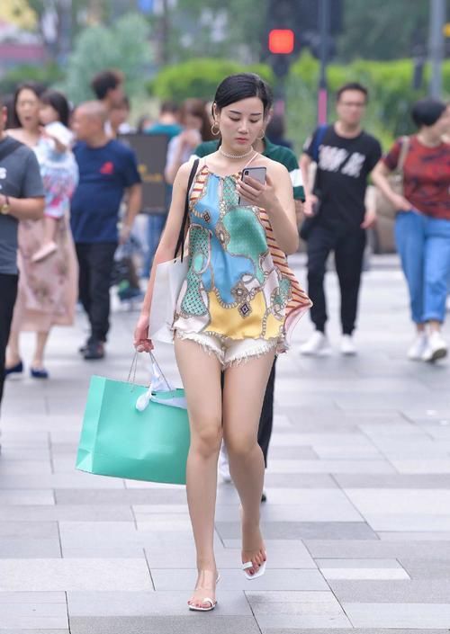  气质|简约清爽的穿搭风格，靓丽又显身材，气质女生们都喜欢