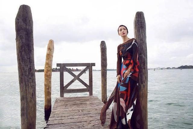 陶虹远赴威尼斯,46岁的衣服穿出初恋感,难怪徐峥爱她十年如一日