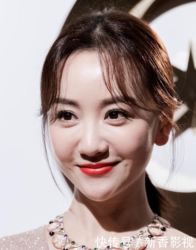 薄纱■薄纱连衣裙大秀事业线,超有凹凸感,真是让人心动,杨蓉太大胆