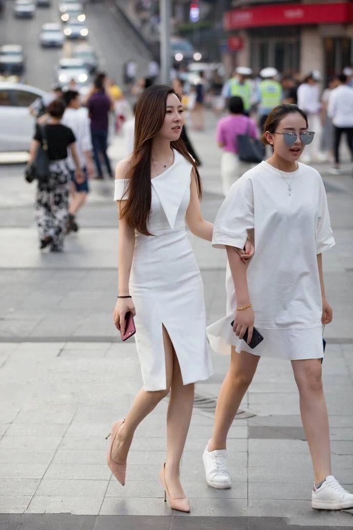 街拍丨穿黑色性感，穿白色清纯?是时候改观了!