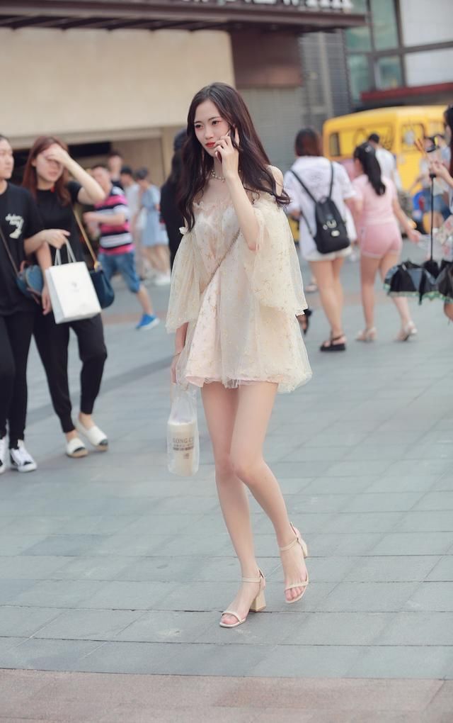 路人街拍，牛仔热裤很好的展现出了小姐姐迷人的大长腿