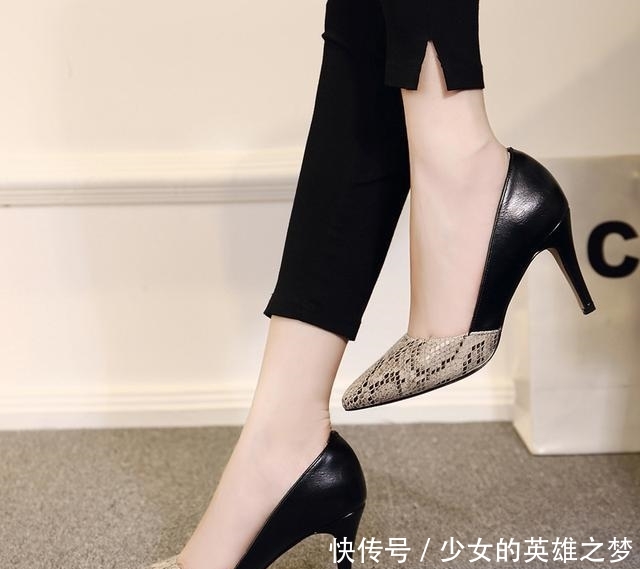  『女王』美脚配上尖头高跟鞋，优雅大气还显高，轻松做女王