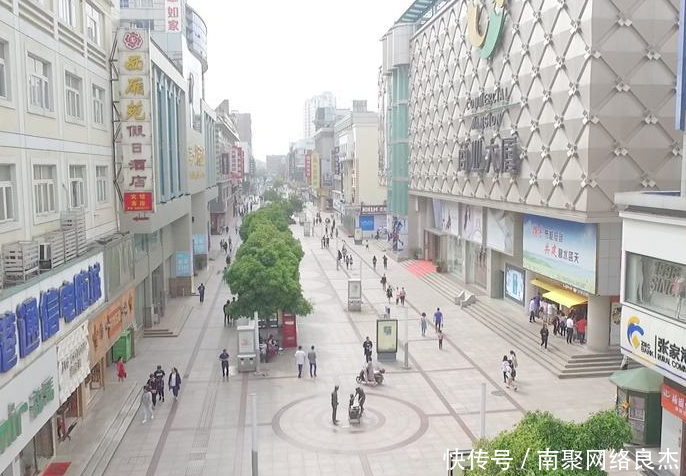 该城市比深圳还要富裕，干净程度赶上日本，却依旧是一个小县城