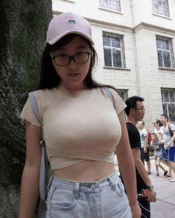 街拍：气质光鲜靓丽的性感小姐姐，穿着舒适个性很有女人味！