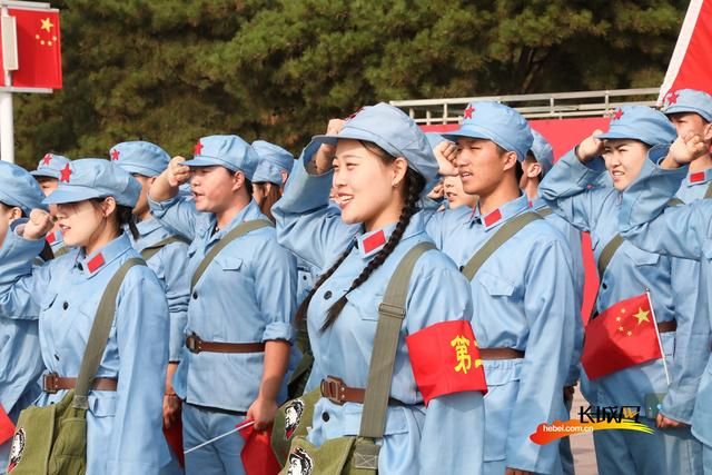 高清大图！参观者在西柏坡纪念馆观看阅兵式